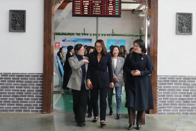 平阳县妇联、女企业协会领导一行莅临电光科技调研